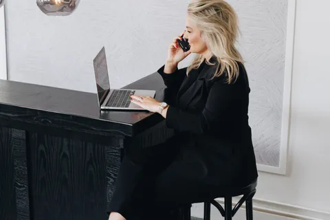 Makelaar van LG Vastgoed in telefoongesprek tijdens klantenbegeleiding